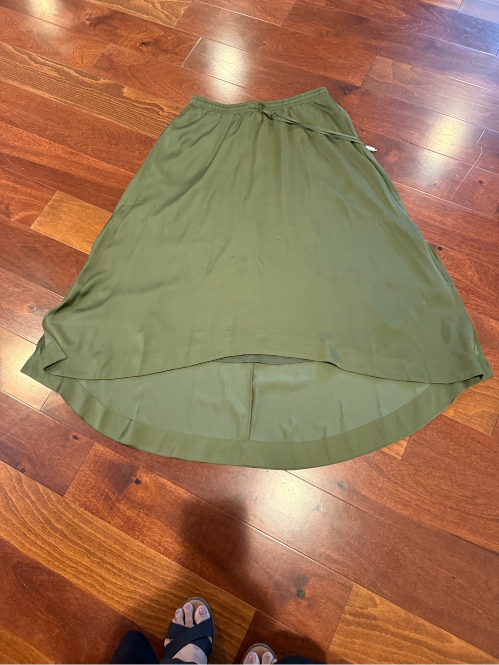 Never worn figure forgiving beautiful Banana Republic Olive Green High-Low Skirt
